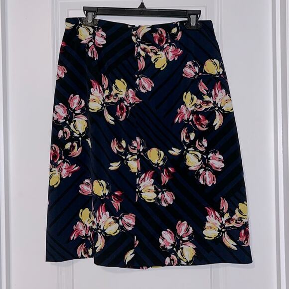 Banana Republic Floral Wrap Skirt - Picture 6 of 9